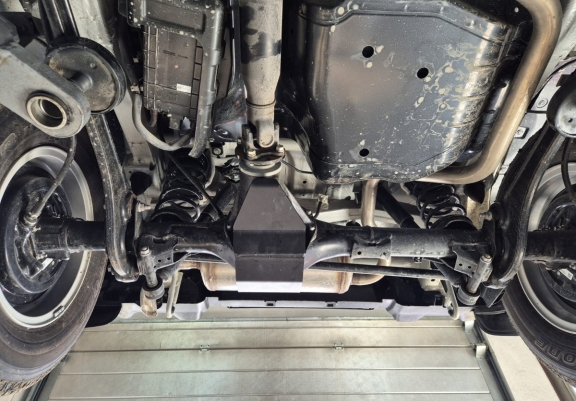 Steel differential skid plate for Suzuki Jimny