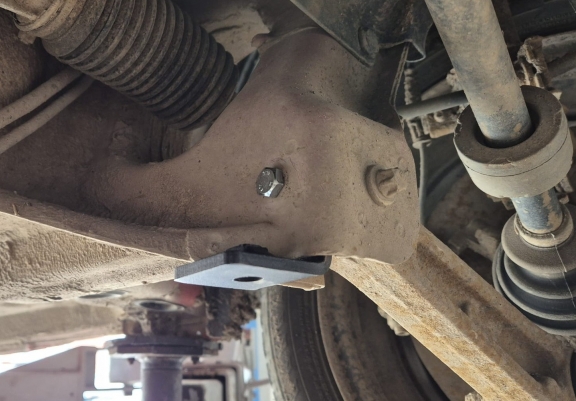 Steel skid plate for the protection of the engine and the gearbox for Suzuki Wagon R+